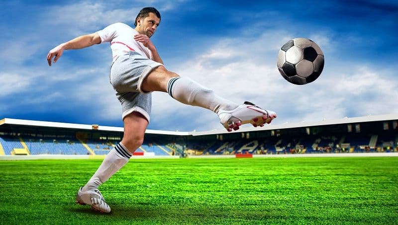 Thực hiện sút bóng siêu đẳng cấp với má trong bàn chân